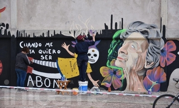 Imagen de la nota: Artistas intervinieron la fachada del Cementerio Municipal