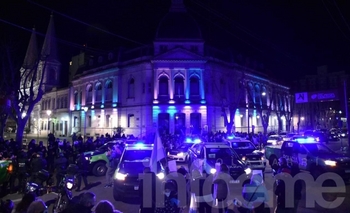 Imagen de la nota: Fotos y videos de la jornada más tensa de protestas policiales