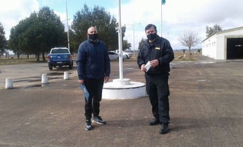 Imagen de la nota: Entrega de cuadernillos en la Unidad 17 de Urdampilleta 