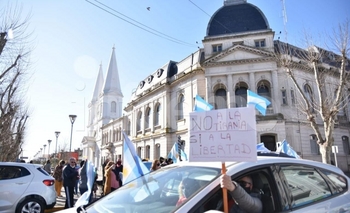 Cientos de olavarrienses realizaron un banderazo Imagen de la nota: Cientos de olavarrienses realizaron un banderazo