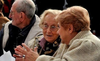 Imagen de la nota: Día Nacional del jubilado: cantaron “Resistiré” 