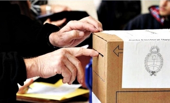 Filas afuera y birome propia: ¿Cómo es votar en pandemia? Imagen de la nota: Filas afuera y birome propia: ¿Cómo es votar en pandemia?