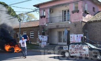 Imagen de la nota: Pedido de justicia y quema de gomas frente a la Fiscalía