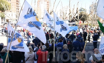 Olavarrienses se movilizan en apoyo a CFK Imagen de la nota: Olavarrienses se movilizan en apoyo a CFK