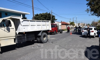 Imagen de la nota: Un auto chocó a un camión a una cuadra del vuelco