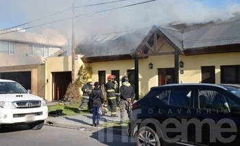 Imagen de la nota: Bomberos trabajaron en el incendio de una casa