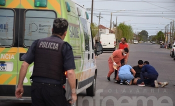 Imagen de la nota: Mujer fue arrollada por un auto y la hospitalizaron