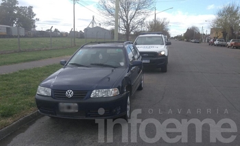 Imagen de la nota: Una moto chocó con un auto tras esquivar una camioneta
