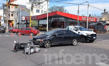 Imagen de la nota: Un motomandados fue hospitalizado tras chocar 