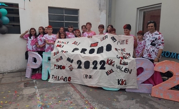 Los alumnos de la Escuela N° 49 presentaron sus distintivos  Imagen de la nota: Los alumnos de la Escuela N° 49 presentaron sus distintivos