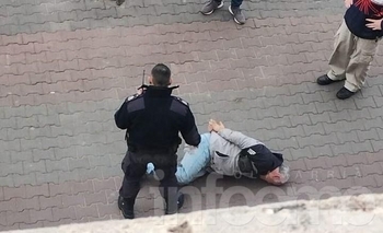 Relato Salvaje: enloqueció contra el personal de licencias y atacó a un policía Imagen de la nota: Relato Salvaje: enloqueció contra el personal de licencias y atacó a un policía