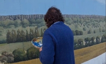 Imagen de la nota: Destacan el trabajo del artista Daniel Fitte por el mural en Sierras Bayas