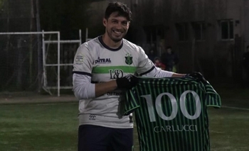 Embajadores distinguió a Carlucci por sus 100 partidos Imagen de la nota: Embajadores distinguió a Carlucci por sus 100 partidos