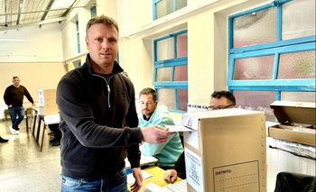 Elecciones 2025: El intendente Maximiliano Wesner emitió su voto Imagen de la nota: Elecciones 2025: El intendente Maximiliano Wesner emitió su voto