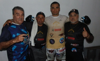 Crucce ganó rápido en la pelea profesional y hubo muchos festejos locales Imagen de la nota: Crucce ganó rápido en la pelea profesional y hubo muchos festejos locales