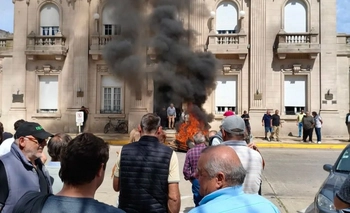 Imagen de la nota: Productores protestaron en 9 de Julio por los caminos rurales anegados