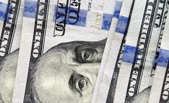 Imagen de la nota: El dólar cerró el mes bajo presión: en los bancos superó los $1.400