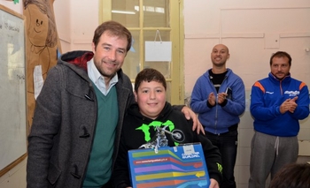 Imagen de la nota: Estudiantes de la ESB N° 21 recibieron sus netbooks