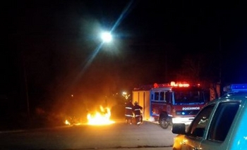 Imagen de la nota: Daños totales en un vehículo incendiado esta madrugada
