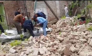 Imagen de la nota: Video: La colaboración de la gente para despejar escombros