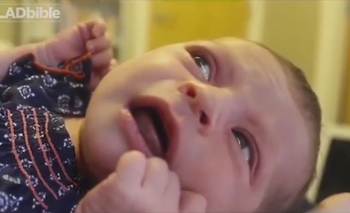 Imagen de la nota: Increíble: el bebé solo se calma cuando escucha a David Bowie