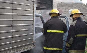 Imagen de la nota: Video: así apagaron el incendio de la camioneta