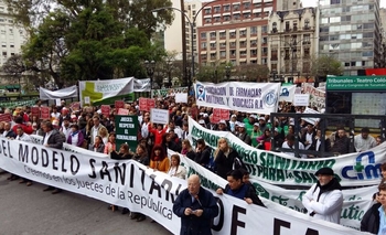 Imagen de la nota: Farmacity: farmacéuticos locales en abrazo simbólico 