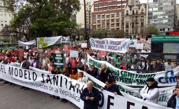 Imagen de la nota: Farmacity: farmacéuticos locales en abrazo simbólico 