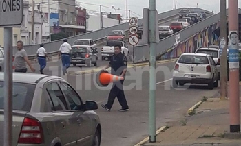 Imagen de la nota: Se quedó arriba del puente y generó caos vehicular 