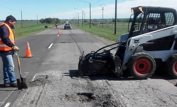 Realizan trabajos de bacheo en el acceso a Sierras Bayas Imagen de la nota: Realizan trabajos de bacheo en el acceso a Sierras Bayas