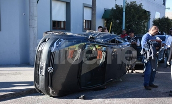 Vuelco en Mariano Moreno: dos heridos Imagen de la nota: Vuelco en Mariano Moreno: dos heridos
