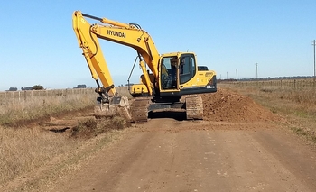 La Provincia reparará 4 mil km de caminos rurales Imagen de la nota: La Provincia reparará 4 mil km de caminos rurales