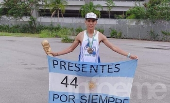 Jonathan Navarro y el homenaje al ARA San Juan Imagen de la nota: Jonathan Navarro y el homenaje al ARA San Juan