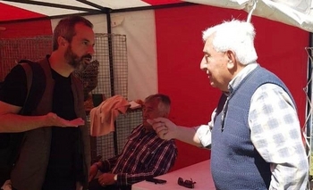 Imagen de la nota: El senador Dalton Jáuregui, en un rescate a una mascota