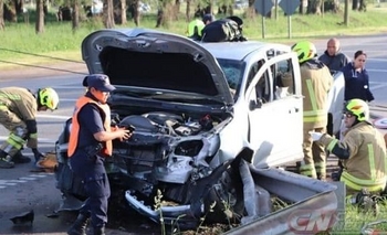 Imagen de la nota: Camioneta chocó contra un poste: 7 personas heridas