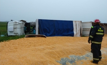 Imagen de la nota: Volcó camión con maíz: un hombre gravemente herido