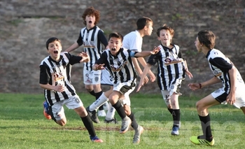 Imagen de la nota: Estudiantes festejó en Décima y es el campeón que faltaba