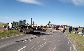 Un camión con carga volcó en la Ruta 51 Imagen de la nota: Un camión con carga volcó en la Ruta 51