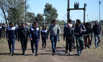 Imagen de la nota: Galli junto a deportistas recorrió la pista de atletismo 