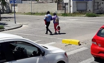 Imagen de la nota: Bajó del colectivo y ayudó a cruzar a una pasajera y su hijito