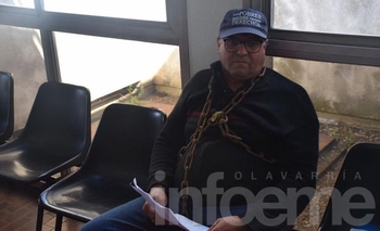 Encadenado en la sede del Tribunal de Trabajo Imagen de la nota: Encadenado en la sede del Tribunal de Trabajo