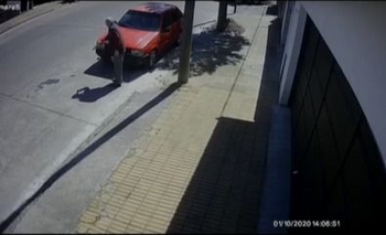 Imagen de la nota: Video: un abuelo rompe la óptica de un auto con un palo