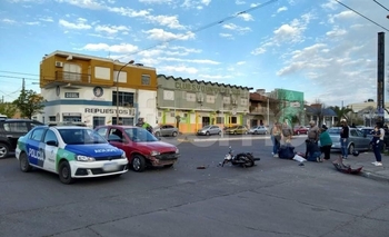 Imagen de la nota: Violento choque entre un auto y una moto: un herido