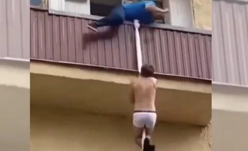 Imagen de la nota: Llegó el marido de su amante y escapó por el balcón colgando de una sábana