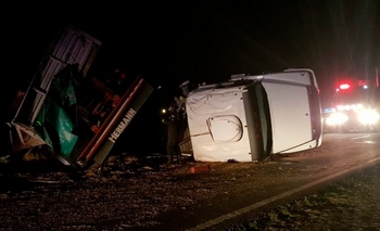 Imagen de la nota: Un camionero olavarriense volcó y se salvó de milagro 