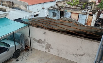 Imagen de la nota: Se volaron techos y un rayo prendió fuego una palmera