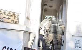 Imagen de la nota: Represión en la protesta frente al municipio