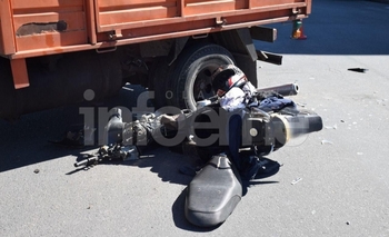Imagen de la nota: Un motociclista herido en un choque contra un camión