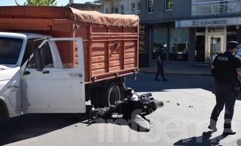 Motociclista que chocó contra un camión pelea por su vida Imagen de la nota: Motociclista que chocó contra un camión pelea por su vida