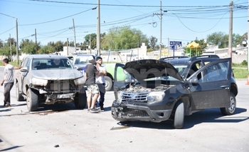 Brutal accidente entre dos camionetas  Imagen de la nota: Brutal accidente entre dos camionetas